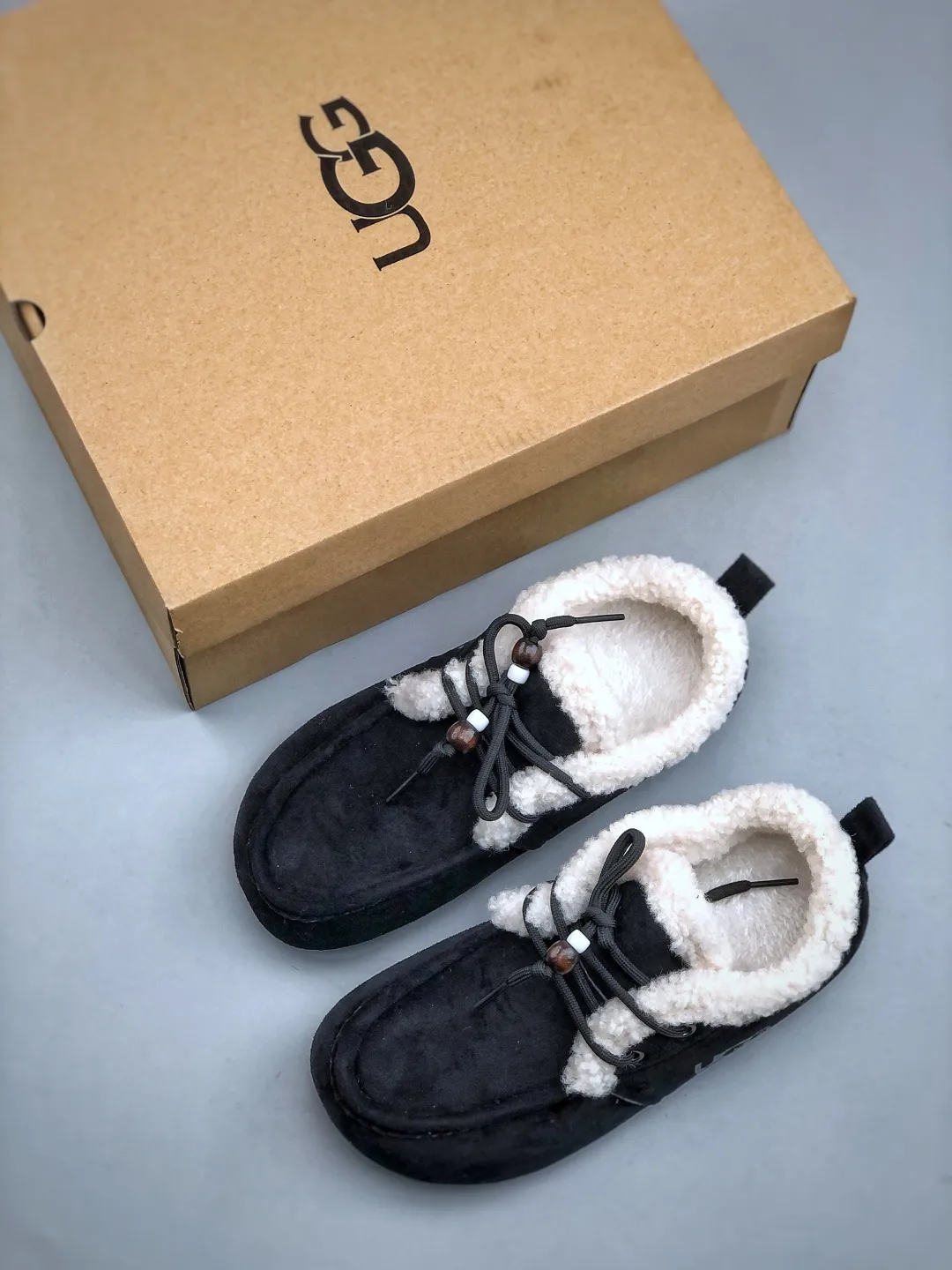 💰260 supports store Z UGG2025ss official website latest hanni thick sole, I love it so much, and it is very light and easy to wear. When paired with socks, it has a super sweet girly feel. Dopamine color, full of vitality, really super girl ~ fall in love at a glance, original upper material, original outsole, soft and comfortable on the feet, versatile, long legs in seconds, a must-have summer item Code number: 35-40